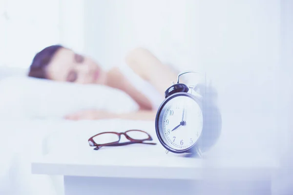 Jovem bela mulher deitada na cama. — Fotografia de Stock