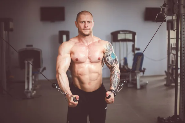 Young man training at gym with exercises . Young man — Stock Photo, Image