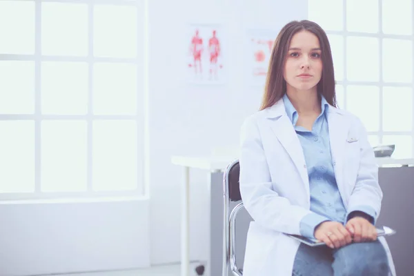 Médico femenino usando tableta en el vestíbulo del hospital —  Fotos de Stock