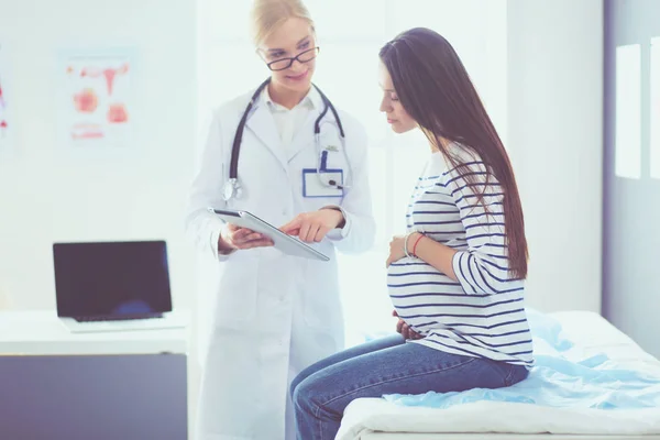 Bela mulher grávida sorridente com o médico no hospital — Fotografia de Stock