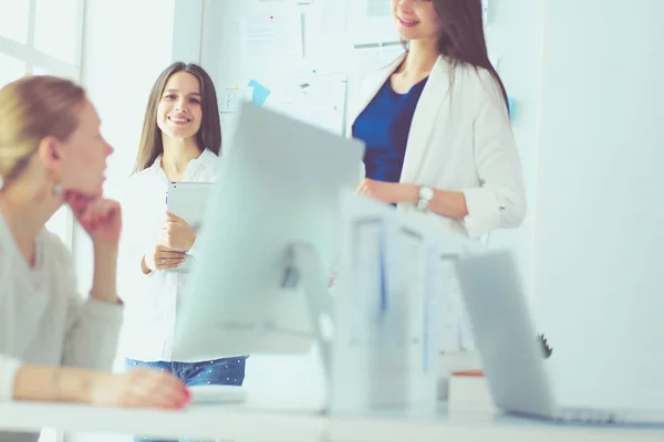 Atractiva mujer de negocios que trabaja en el ordenador portátil en la oficina. Gente de negocios — Foto de Stock