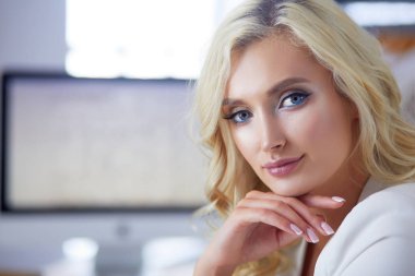 Güzel genç kadın portresi, ofiste oturuyor..