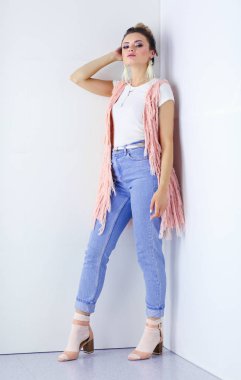 Çalışma odasında duran güzel bir kadın. Güzel kadın..