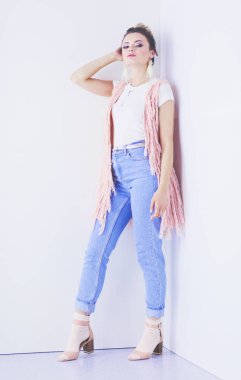 Çalışma odasında duran güzel bir kadın. Güzel kadın..