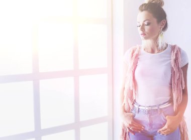 Çalışma odasında duran güzel bir kadın. Güzel kadın..