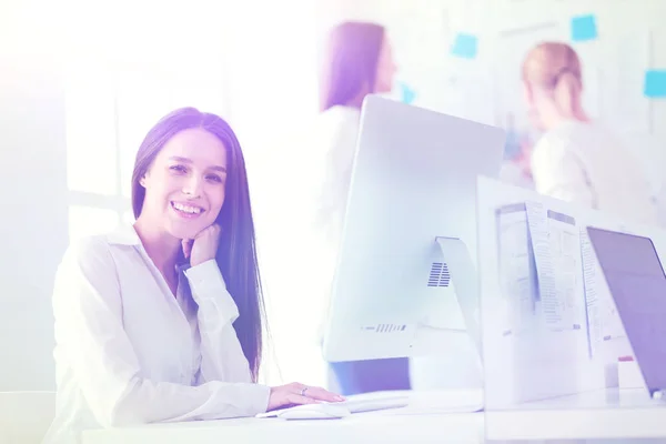 Atraktivní obchodní žena pracující na přenosný počítač v kanceláři. Podnikatelé — Stock fotografie
