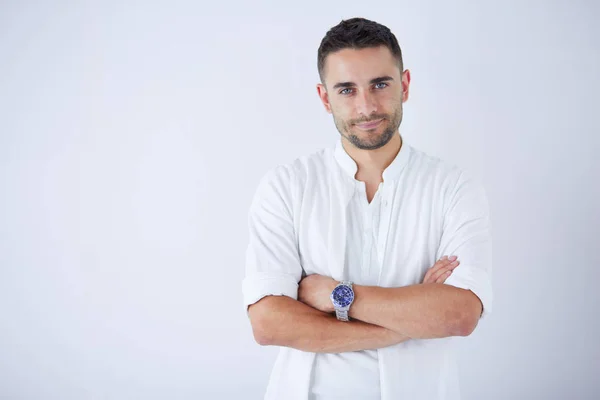 Joven hombre de negocios de pie aislado sobre fondo blanco. — Foto de Stock