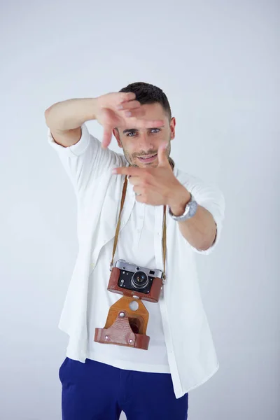 Junger Mann mit Kamera. isoliert über weißem Hintergrund. — Stockfoto