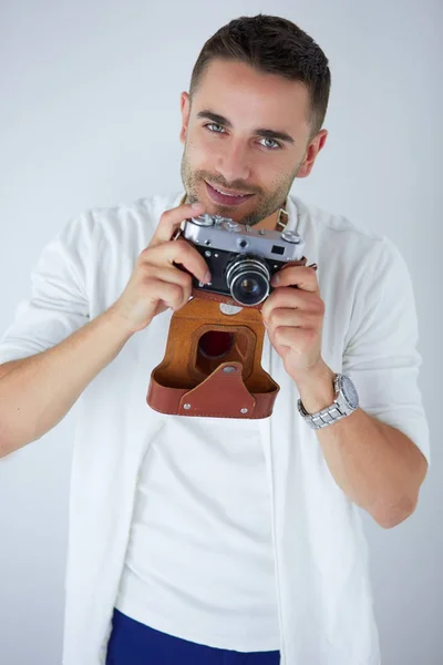 Un joven con cámara. Aislado sobre fondo blanco . — Foto de Stock