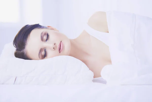 Νεαρή όμορφη γυναίκα ξαπλωμένη στο κρεβάτι. — Φωτογραφία Αρχείου