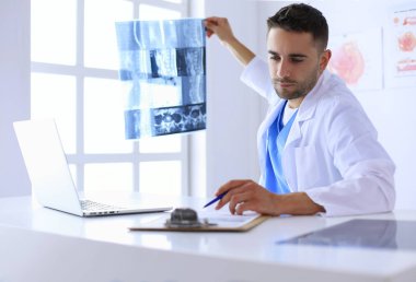 Yakışıklı doktor genç bayan hastayla konuşuyor ve... 