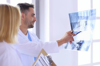 Yakışıklı doktor genç bayan doktorla konuşuyor ve...