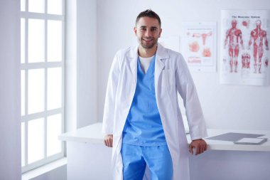 Genç ve kendine güveni tam bir doktor portresi.