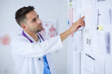 Genç ve kendine güveni tam bir doktor portresi.