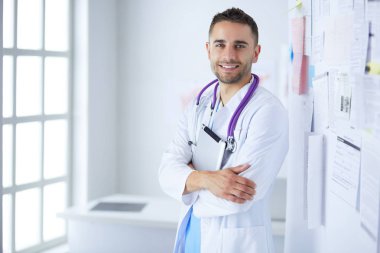 Genç ve kendine güveni tam bir doktor portresi.