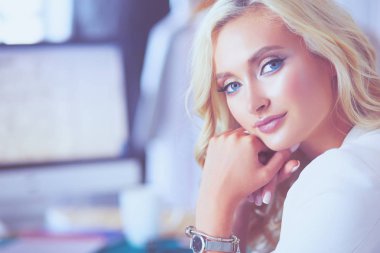 Güzel genç kadın portresi, ofiste oturuyor..