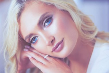 Güzel genç kadın portresi, ofiste oturuyor..