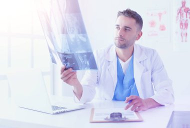 Yakışıklı doktor genç bayan hastayla konuşuyor ve... 