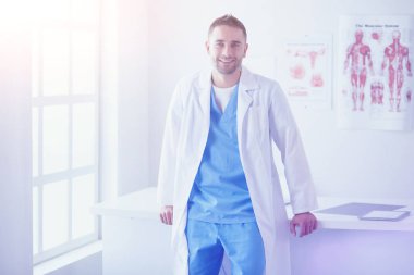 Genç ve kendine güveni tam bir doktor portresi.