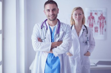Yakışıklı doktor genç bayan doktorla konuşuyor ve...