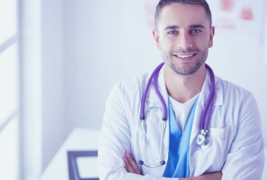 Genç ve kendine güveni tam bir doktor portresi.