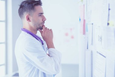 Genç ve kendine güveni tam bir doktor portresi.