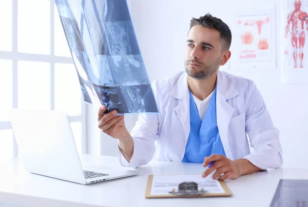 Handsome doctor is talking with young female patient and making — Stock Photo, Image