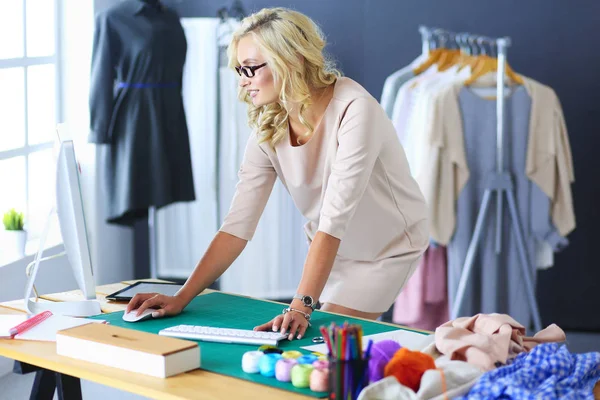 Fashion designer woman working on her designs in the studio. — Stock Photo, Image