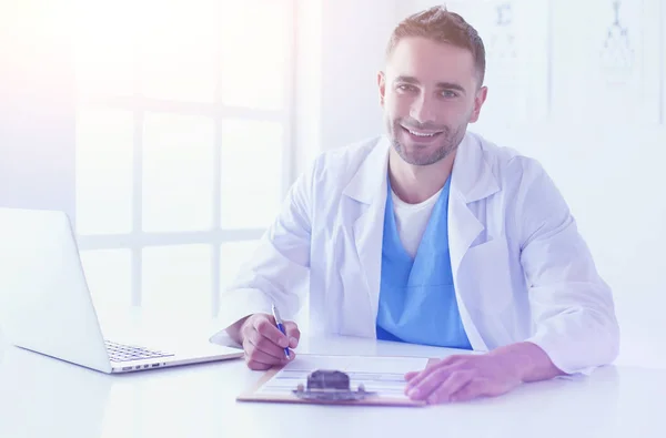 Porträt eines männlichen Arztes mit Laptop am Schreibtisch in der Medizin — Stockfoto