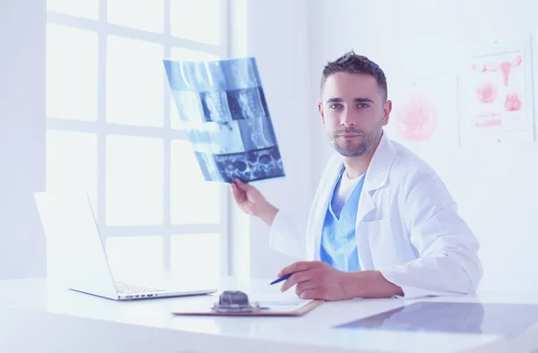 Guapo médico está hablando con una joven paciente y haciendo — Foto de Stock