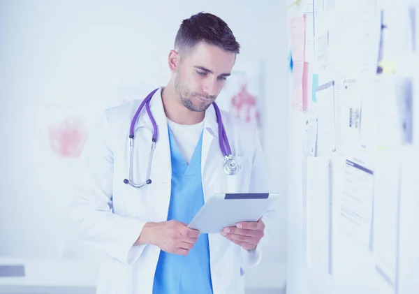 Jovem e confiante retrato médico masculino em pé em off médica — Fotografia de Stock