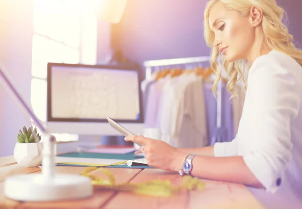 Modedesignerin arbeitet im Atelier an ihren Entwürfen. — Stockfoto