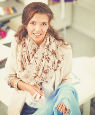 güzel kadın moda tasarımcısı çalışma portresi 