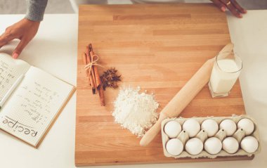 genç kadın Noel Baba şapkası giyen Noel hazırlıkları ile eğleniyor