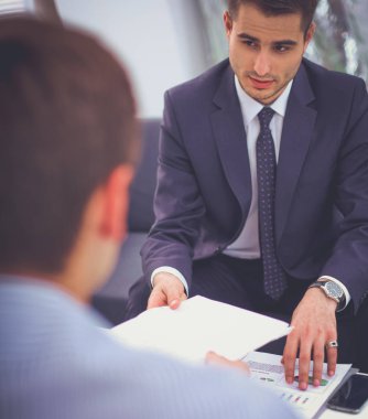 İş adamları ofiste görüştüler.