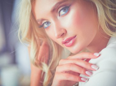 Güzel genç kadın portresi, ofiste oturuyor..