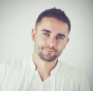 Genç iş adamı beyaz arka planda tek başına duruyor..