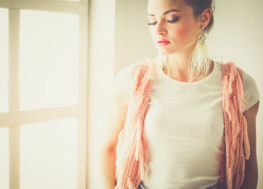 Çalışma odasında duran güzel bir kadın. Güzel kadın..