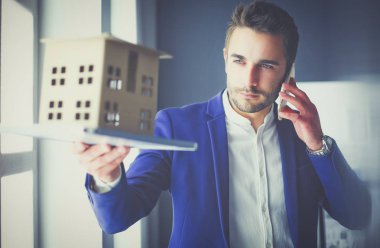 Ev minyatür Office el ayakta tutan işadamı.