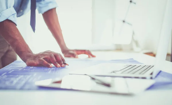 Arquitecto afroamericano trabajando con computadoras y planos en la oficina — Foto de Stock