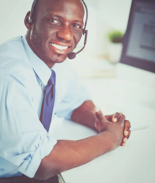 Homme d'affaires afro-américain sur casque de travail sur son ordinateur portable — Photo