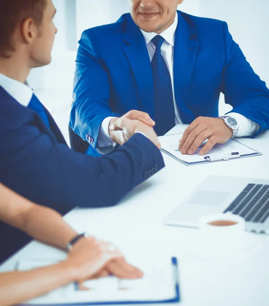 Les gens d'affaires assis et discutant à la réunion, au bureau. — Photo