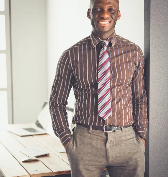 Retrato de um belo homem de negócios negro em pé no cargo — Fotografia de Stock