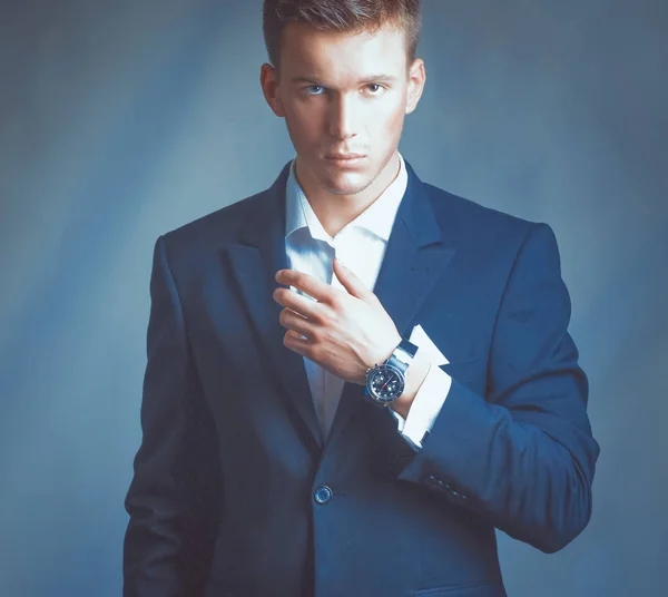 ビジネス スーツに若いエグゼクティブの肖像画 — ストック写真