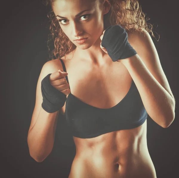 Portret van jonge mooie fitness vrouw, geïsoleerd op zwarte achtergrond — Stockfoto