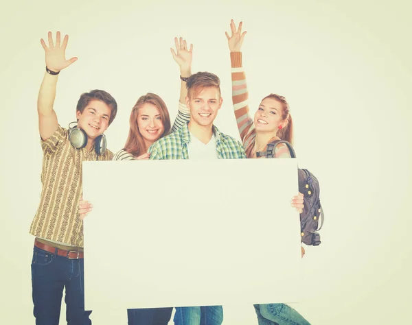 Groupe de jeunes amis tenant un tableau blanc, isolés sur fond blanc — Photo