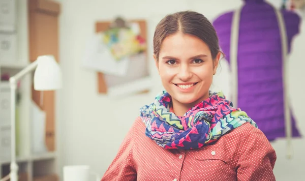 Moderne junge Modedesignerin arbeitet im Atelier. — Stockfoto