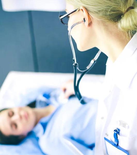 Dottore e paziente discutono di qualcosa mentre sono seduti al tavolo. Medicina e concetto di assistenza sanitaria — Foto Stock