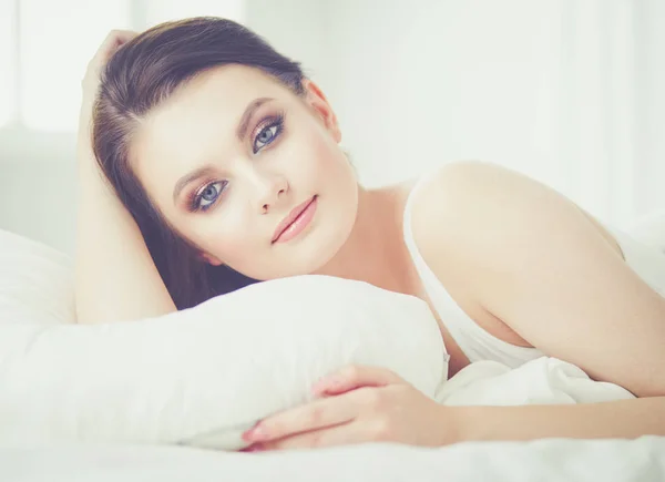 Jovem bela mulher deitada na cama. — Fotografia de Stock