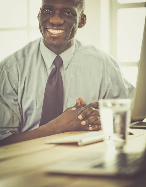 Afrikansk amerikansk affärsman på headset arbetar på sin bärbara dator — Stockfoto